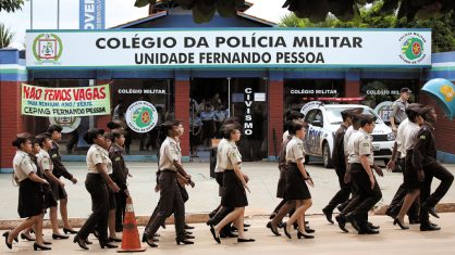 HONRARIA Alunos de colégio da PM de Valparaíso (GO) em entrega de medalhas para colegas que se destacaram (Crédito: Sergio Dutti)